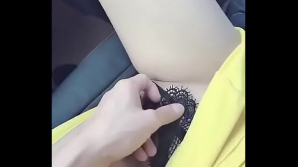 Em gái dâm đãng được bạn trai móc lồn trên xe hơi