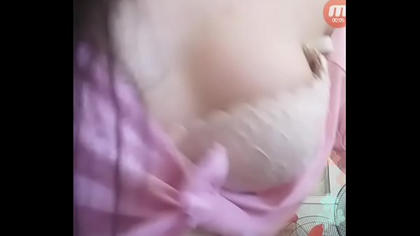 Em gái Việt show hàng hot nóng bỏng